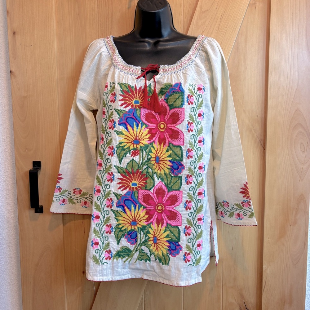 💕New Listing 💕Floral Cross-stitch Embroidered Cream Top